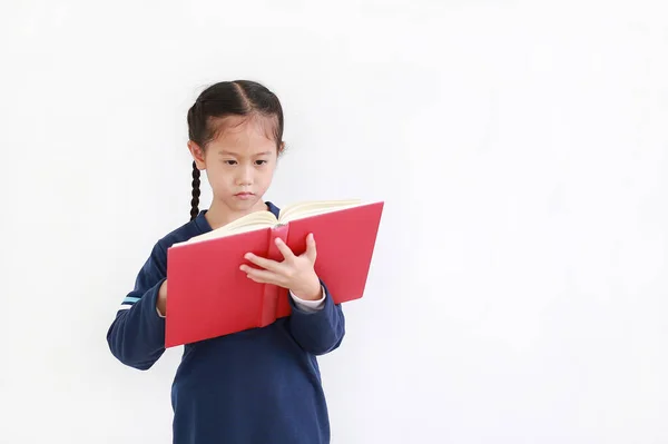 Asiática Niña Uniforme Escolar Informal Sosteniendo Libro Abierto Aislado Sobre — Foto de Stock