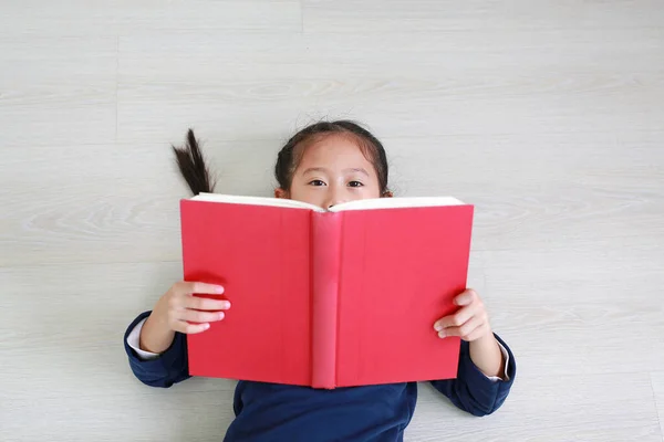 Close Aziatische Kleine Meisje Casual Schooluniform Lezen Boek Liggend Houten — Stockfoto