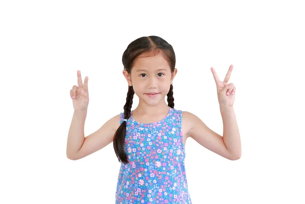 Porträt Asiatisches Kleines Mädchen Mit Fingerkampf Oder Siegeszeichen Auf Weißem — Stockfoto