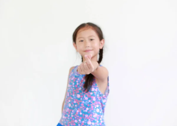 Retrato Asiático Pequena Criança Menina Mostrar Dedo Mini Coração Símbolo — Fotografia de Stock