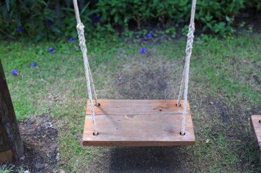 Bahçede asılı ahşap salıncak