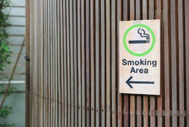 Tahtada okları olan sigara içme alanı, tahta duvarda kopya alanı olan..