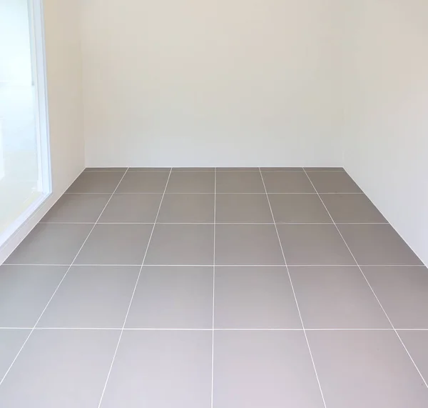 新房内空房间的瓷砖地板 — 图库照片