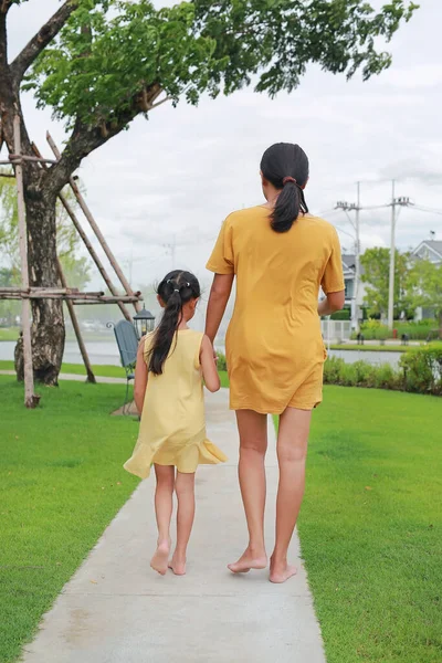 Belakang Ibu Dan Anak Perempuan Tangan Tangan Rileks Berjalan Taman — Stok Foto