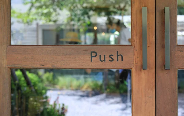 Porta Vidro Restaurante Com Texto Empurrar Madeira — Fotografia de Stock