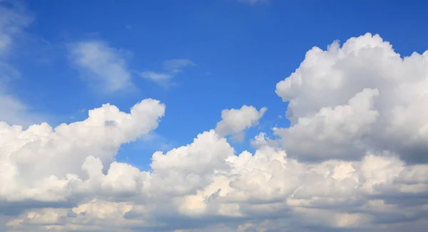 Langit Biru Yang Indah Dengan Latar Belakang Awan Halus Putih — Stok Foto