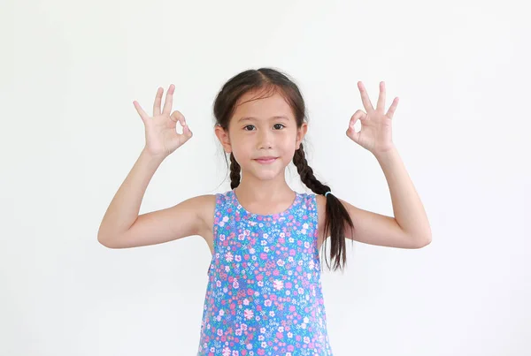 Alegre Ásia Pouco Criança Menina Mostrando Dedo Símbolo Sinal Língua — Fotografia de Stock