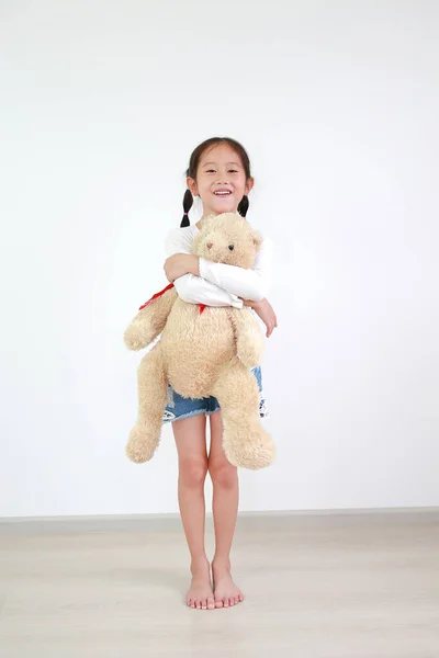 Sorrindo Asiático Pequena Criança Menina Abraçar Ursinho Pelúcia Boneca Branco — Fotografia de Stock
