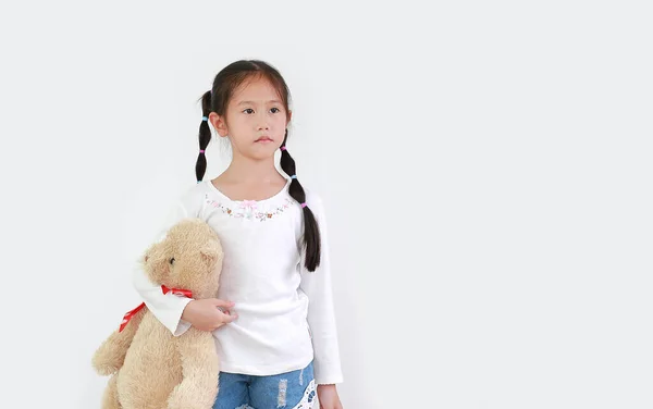 Retrato Pacífico Asiático Pequena Criança Menina Carregando Ursinho Pelúcia Boneca — Fotografia de Stock