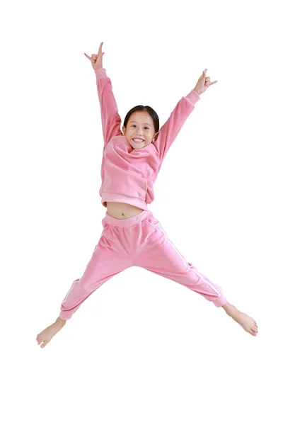幸せと笑顔ピンクのトラックスーツやスポーツ布の小さなアジアの子供の女の子は白い背景に隔離された空気の上にジャンプします 自由の子運動の概念 — ストック写真
