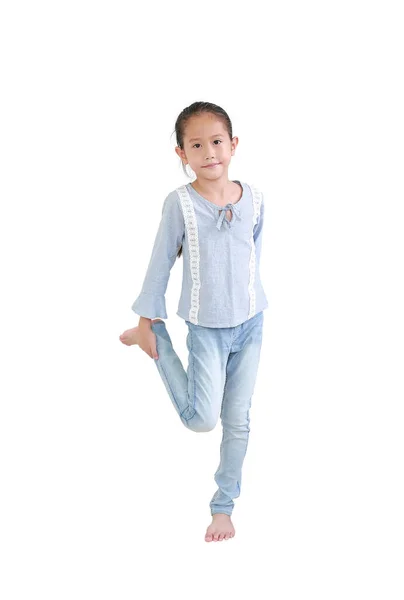 Adorable Petite Fille Asiatique Tenant Posture Pied Isolé Sur Fond — Photo