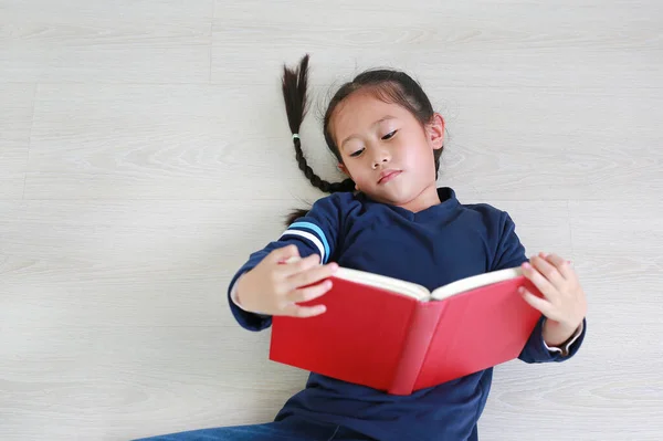 Portret Van Een Aziatisch Meisje Nonchalant Schooluniform Leesboek Liggend Houten — Stockfoto