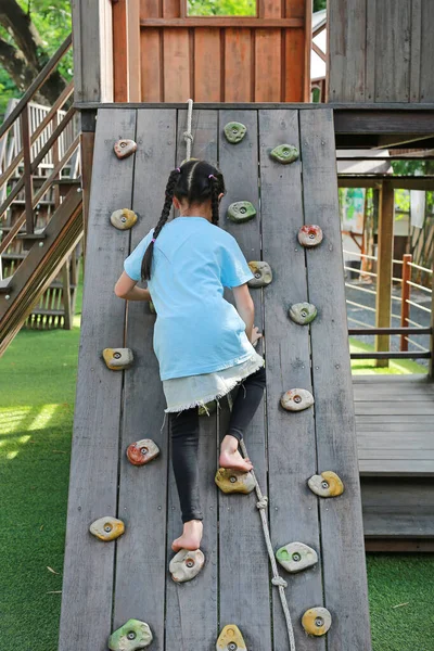 Voltar Visão Asiático Criança Menina Tentando Livre Escalada Playground Parede — Fotografia de Stock