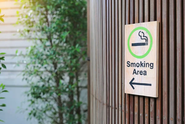 Área Fumar Com Seta Placa Madeira Parede Prancha Madeira Com — Fotografia de Stock