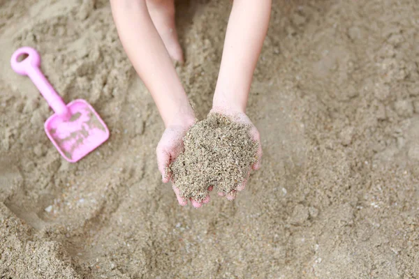 Närbild Händer Barn Innehav Sand — Stockfoto