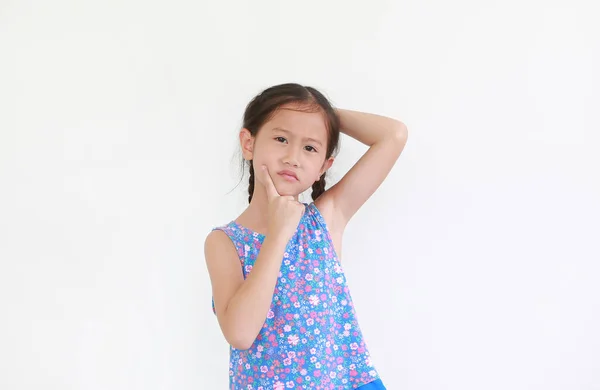 아시아의 소녀는 표현을 생각하면서 배경에 뚜렷이 나타나지 스러운 표정으로 손가락으로 — 스톡 사진
