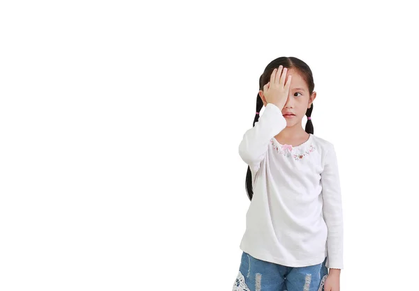Asiatico Bambina Chiudendo Occhio Con Mano Isolata Sfondo Bianco Guardando — Foto Stock