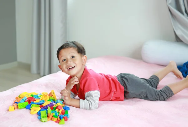 Чарівний Азіатський Маленький Хлопчик Грає Барвисті Пластикові Блоки Лежить Ліжку — стокове фото