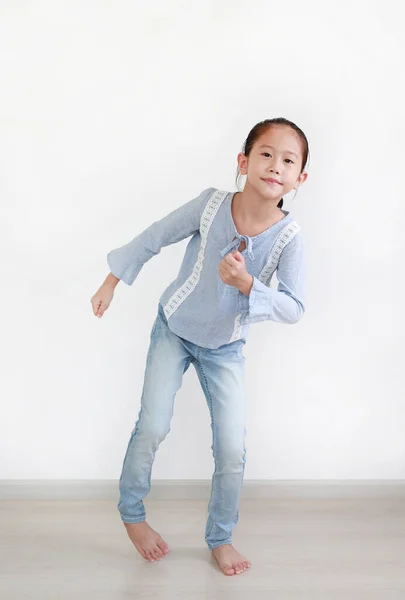 Πορτρέτο Ασιατικό Κοριτσάκι Τρέχει Στάση Του Σώματος Στο Δωμάτιο Φόντο — Φωτογραφία Αρχείου