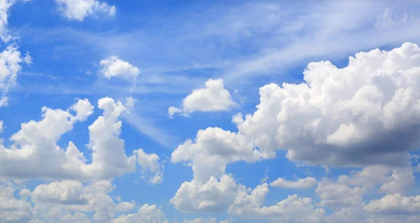 Langit Biru Yang Indah Dengan Latar Belakang Awan Halus Putih — Stok Foto