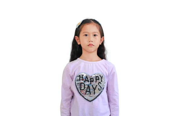 和平的亚洲小女孩的画像 在白色的背景上看起来像个孤独的女孩 — 图库照片