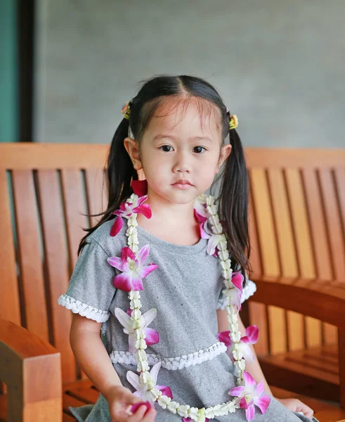 Porträt Eines Lächelnden Kleinen Asiatischen Mädchens Mit Willkommensorchideen Blumengirlande Sitzt — Stockfoto