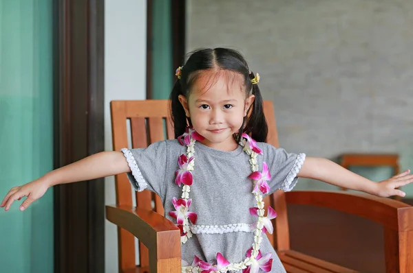 Портрет Улыбающейся Маленькой Азиатской Девочки Приветственными Орхидеями Цветочная Гирлянда Сидит — стоковое фото