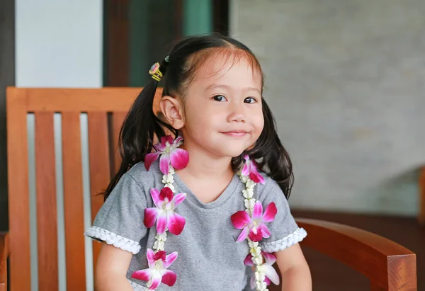 Portrait Sourire Petite Fille Asiatique Avec Des Orchidées Bienvenue Guirlande — Photo