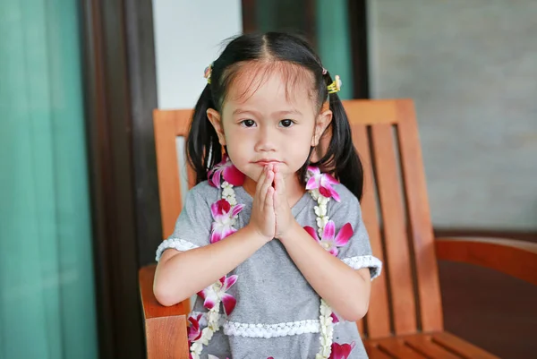 Little Girl Thailand Respect Sawatdee Sentado Silla Madera — Foto de Stock