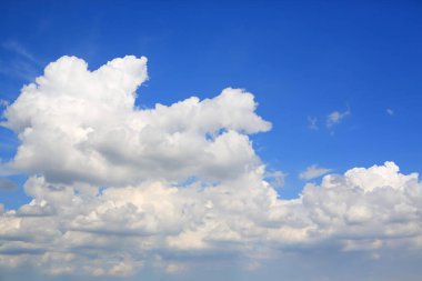 Beyaz kabarık bulutlu arka planlı güzel mavi gökyüzü