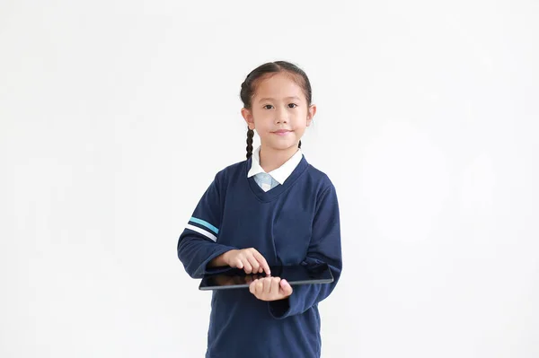 亚洲小女孩穿着学校休闲服的肖像 用白色背景隔离的石碑 用相机看 工作室拍摄 — 图库照片