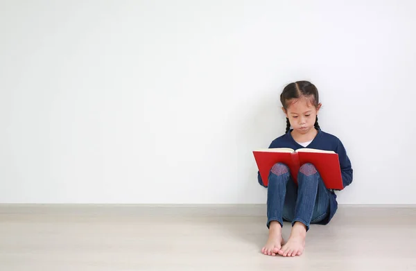 Portrait Asiatisches Kleines Mädchen Schuluniform Liest Ein Buch Und Sitzt — Stockfoto