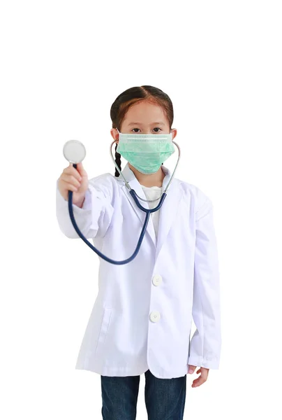亚洲小女孩的肖像 身穿医生制服 戴着医疗面罩 背景为白色 显示听诊器 专注于孩子的脸 — 图库照片