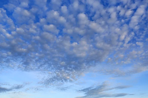 Abstrakte Flauschige Wolken Auf Dem Blauen Himmel Hintergrund — Stockfoto
