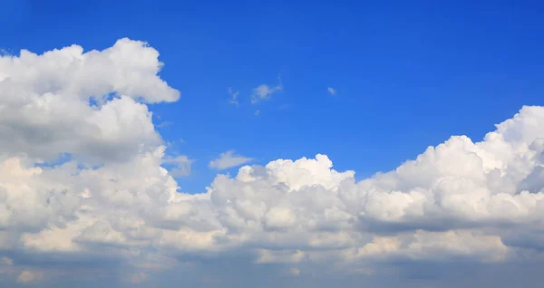 Ciel Bleu Avec Fond Nuageux Pelucheux Blanc — Photo