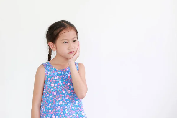 Retrato Menina Asiática Tocando Mão Queixo Bochecha Isolada Fundo Branco — Fotografia de Stock