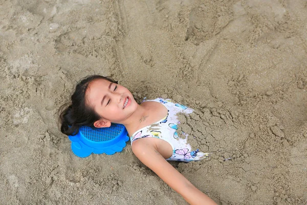 Retrato Feliz Asiático Menina Criança Enterrada Areia Praia Fechar Criança — Fotografia de Stock