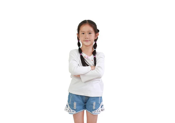 形象聪明的亚洲小女孩交叉着双臂 看着被白色背景隔离的相机 有自信的孩子 — 图库照片