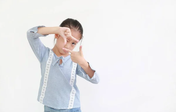 Asiatische Kleine Kind Mädchen Machen Rahmen Mit Fingern Isoliert Auf — Stockfoto