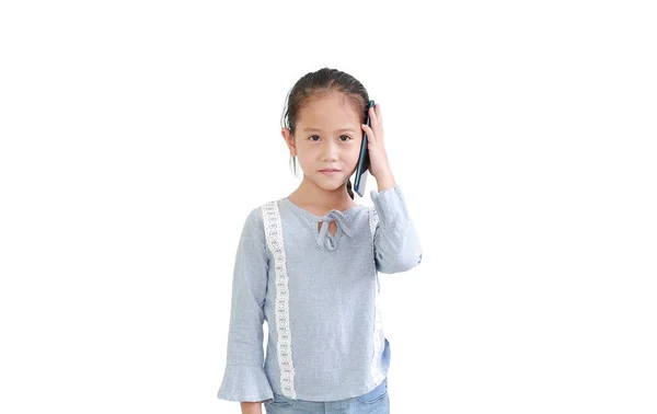 Азійська Дівчинка Яка Користується Смартфоном Дивиться Камеру Ізольовану Білому Фоні — стокове фото