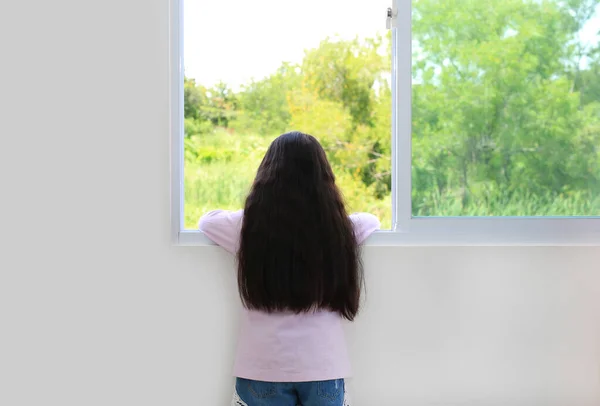 Gadis Kecil Kaukasia Terbaring Jendela Rumah Dan Melihat Keluar Tampilan — Stok Foto