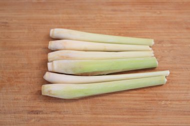 Bambu ahşap arka planda limon çimeni pişirmek için limon hazırlama süreci..