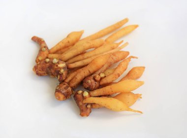 Beyaz arkaplana karşı parmak kökü veya Çin zencefili, aşçılık için hazırlık süreci.