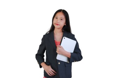 Akıllı spor ceket giymiş kendine güvenen Asyalı kız beyaz arka planda dijital tablet tutarken iş için hazır bekliyor. Öğrenmeye ve yönetmeye hazır çocuk.