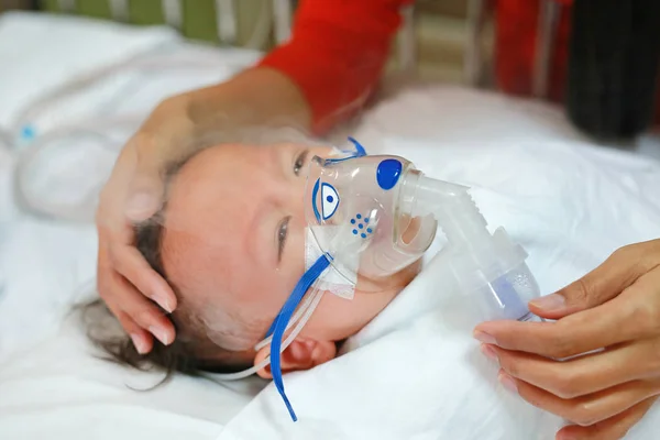 Inhalation Bebe Garcon Age Environ 1 Ans Sur Le Lit Du Patient Virus Respiratoire Syncytial Vrs Soins Intensifs Au Lit A L Hopital Allergie Inhalateur Stock Photo Inhalation Bebe Garcon Age Environ 1 Ans Sur Le Lit Du Patient Virus Respiratoire Syncytial Vrs Soins Intensifs Au Lit A L Hopital Allergie Inhalateur Stock Photo