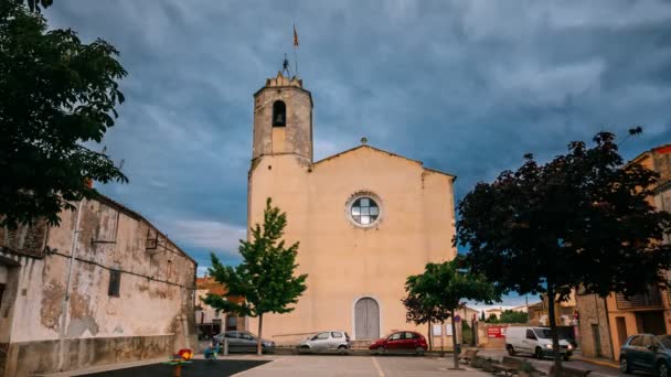 LArmentera, Girona, Hiszpania. Upadek czasu, Timelapse, Upadek czasu kościoła Matki Bożej Armenterowej w słoneczny letni wieczór — Wideo stockowe