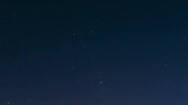 Gece Yıldızlı Gökyüzü Arkaplanı. Doğal Parlayan Yıldızların Gece Görüşü