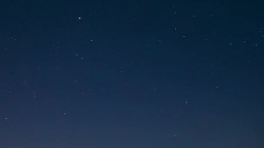 Zaman Hızı, Zaman Hızı, Gece Yıldızlı Gökyüzü Arkaplanı. Doğal Parlayan Yıldızların Gece Manzarası. Meteor izleri. Gece Gökteki Meteorik Parça Arkaplanı.