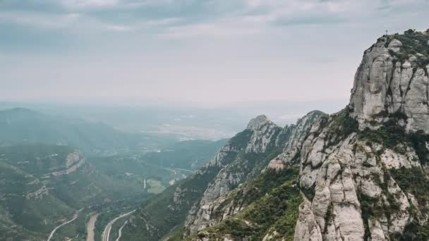 Timelapse, Time-lapse Of Montserrat Mountains Near Barcelona, In Каталония, Испания. Это часть каталонского предприбрежного хребта. Каталония, Испания . — стоковое видео