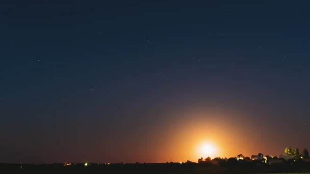 Time Lapse Time-lapse Timelapse Of Moonrise Above Belarusian Village в Восточной Европе. Белорусский дом в деревне или в сельской местности Беларуси в летнюю звездную ночь — стоковое видео